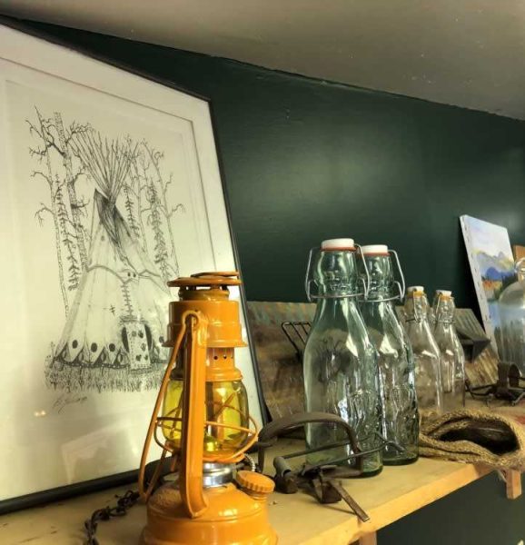 Farolillo y botella de cristal en el Velvet Antler Cafe