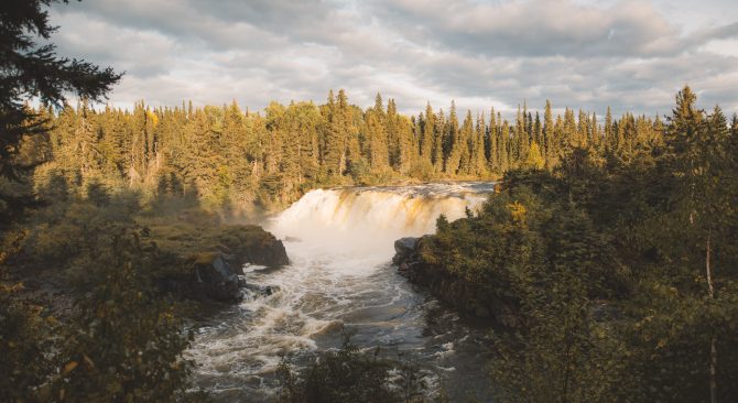 Ein Blick auf die von der späten Nachmittagssonne beleuchteten Pisew Falls.
