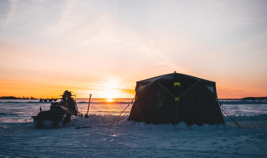 Vue extérieure de la cabane de pêche sur glace du Bakers Narrow Lodge.