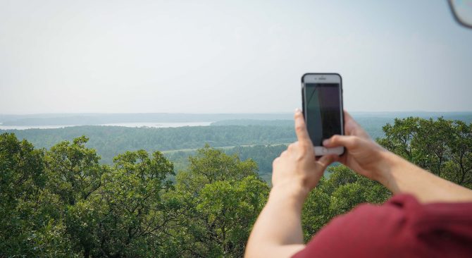 Personne prenant une photo avec son téléphone de la vue depuis la tour d'observation du sentier Turtle's Back.