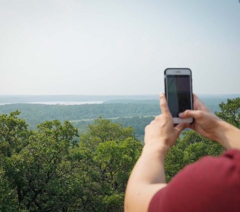 Personne prenant une photo avec son téléphone de la vue depuis la tour d'observation du sentier Turtle's Back.