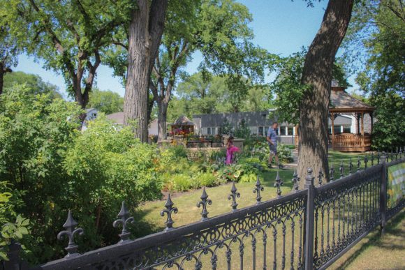 Gärten und Eisenzaun in den Daly House Museum Gardens