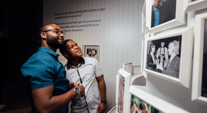 Dalawang tao na nanonood ng eksibit sa Canadian Museum for Human Rights.