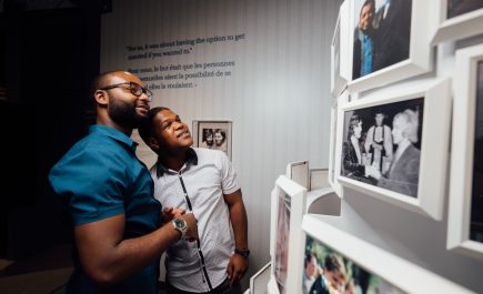 Dos personas contemplan una exposición en el Museo Canadiense de Derechos Humanos.
