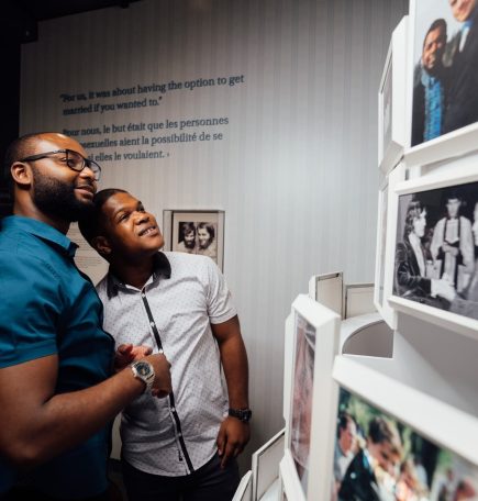 Dos personas contemplan una exposición en el Museo Canadiense de Derechos Humanos.