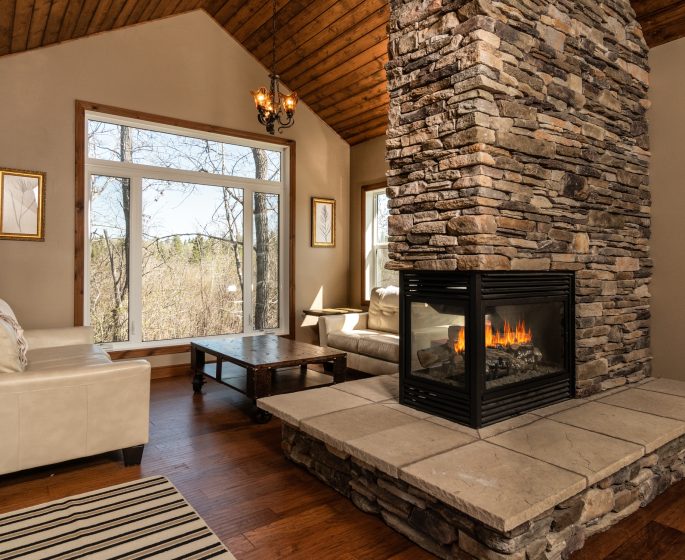 Un salon confortable avec un feu de foyer.