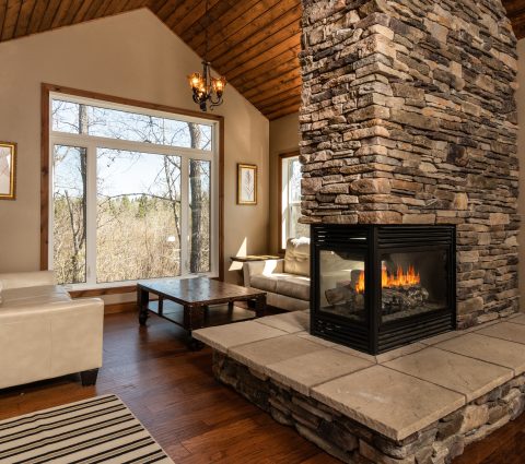 Ein gemütliches Wohnzimmer mit knisterndem Kaminfeuer.