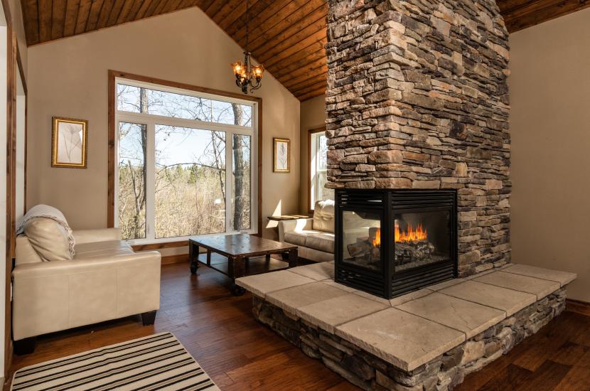 Ein gemütliches Wohnzimmer mit knisterndem Kaminfeuer.