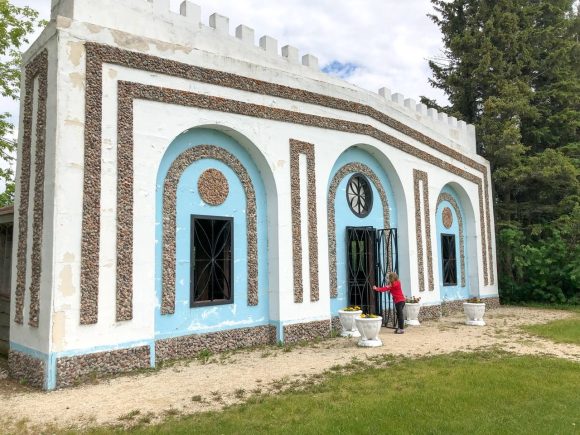 Ein Kind betrachtet ein Gebäude im Camp Morton Provincial Park