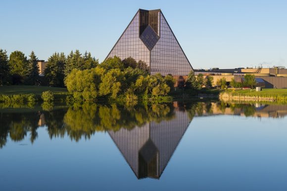 Außenansicht und Spiegelung im Teich der Royal Canadian Mint
