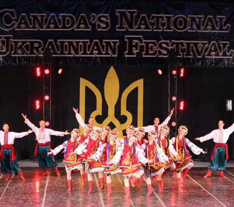 Danseurs sur scène au Festival national ukrainien du Canada