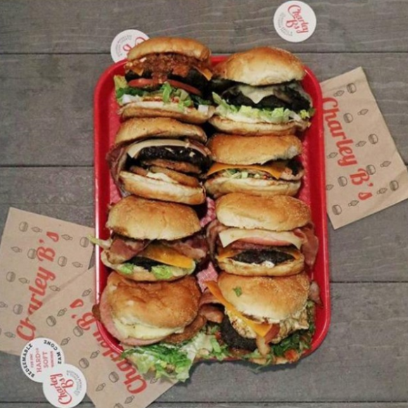 Mahigit isang dosenang hamburger ang nakapila sa isang tray