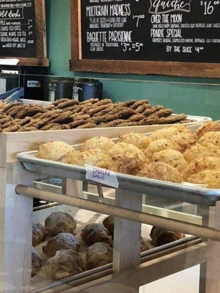 Die Backauslage der Bäckerei Chez Angela in Brandon