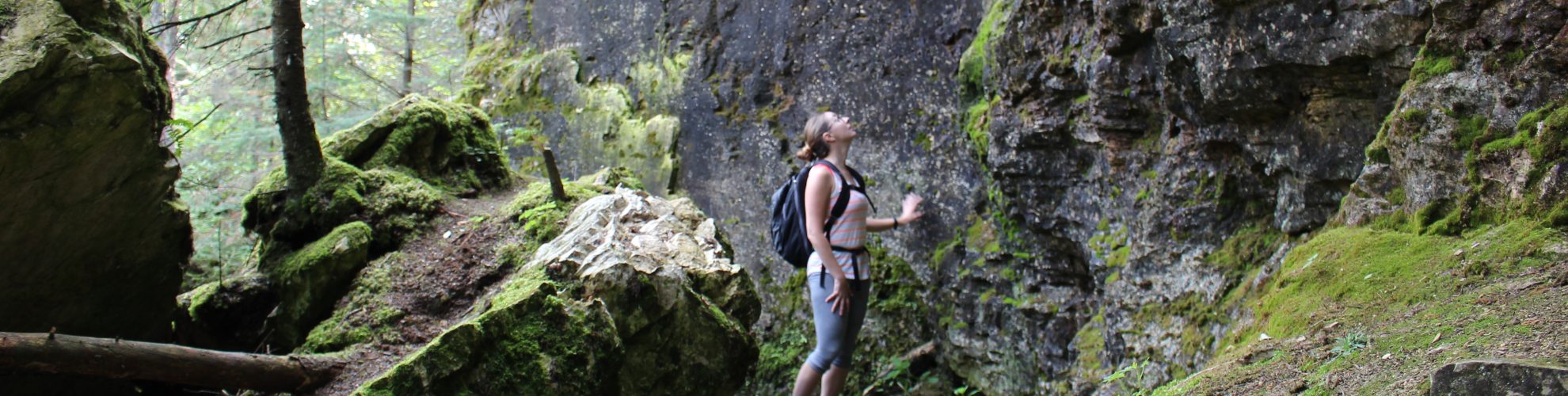 Babae na nakatanaw sa mga bangin sa isang hiking trail sa mga kuweba ng Clearwater Lake