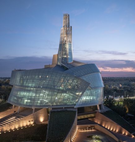 Vue aérienne de l'Musée canadien pour les droits de la personne , au crépuscule