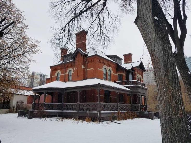 Vue de la façade du musée Dalnavert, une couche de neige fraîche recouvre le sol.