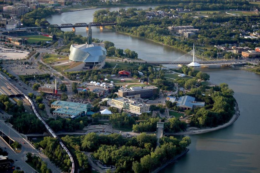 Aerial na larawan ng The Forks, kabilang ang Esplanade Riel at ang Red at Assiniboine Rivers.