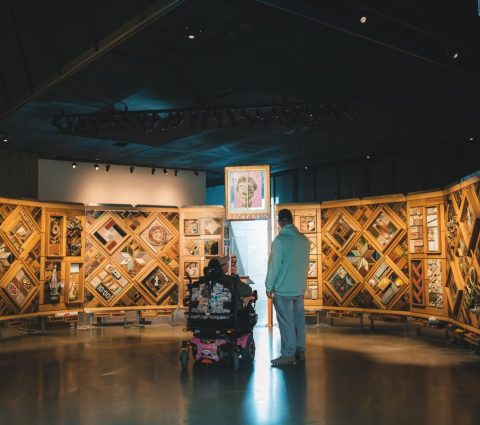 Les visiteurs qui découvrent les expositions à Musée canadien pour les droits de la personne