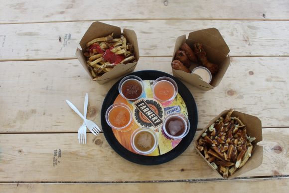 Bierflight und Essen von Farmery