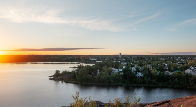 Sonnenuntergang über der Stadt Flin Flon.