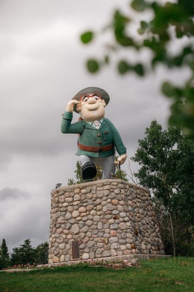 Flinatabbetey Flonatin roadside attraction statue sa Flin Flon