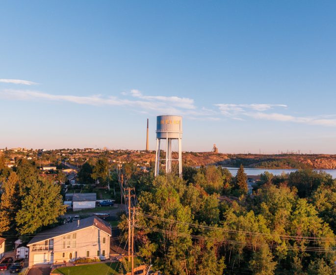 Foto tomada con un dron de la ciudad norteña de Flin Flon con una torre de agua a lo lejos.