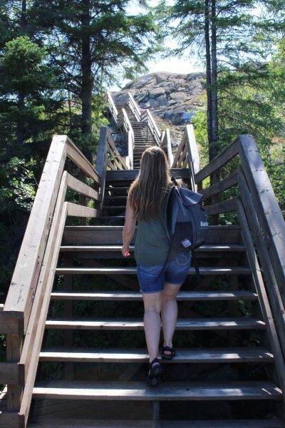 Taong naglalakad sa hagdan sa kahabaan ng Flinty's Boardwalk sa Flin Flon.