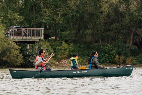 Familienpaddeln auf dem See bei FortWhyte Alive