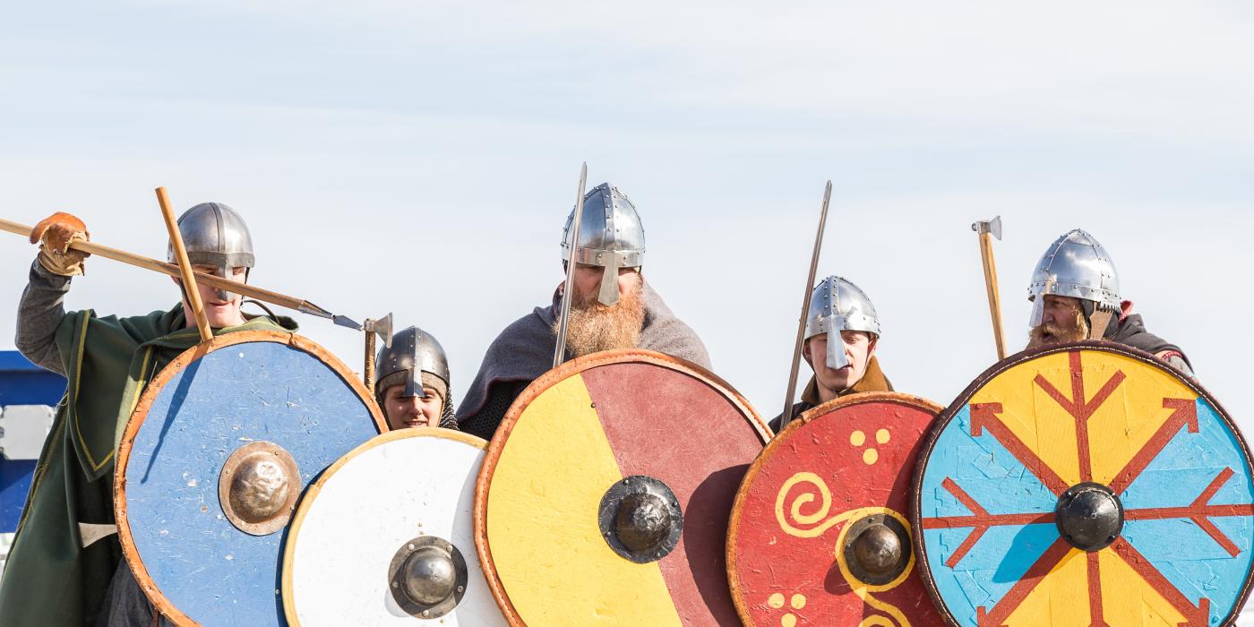 Wikinger stellen sich zum Kampf beim Isländischen Festival in Gimli auf