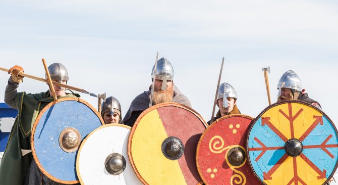 Los vikingos se alinean para la batalla en el Festival Islandés de Gimli