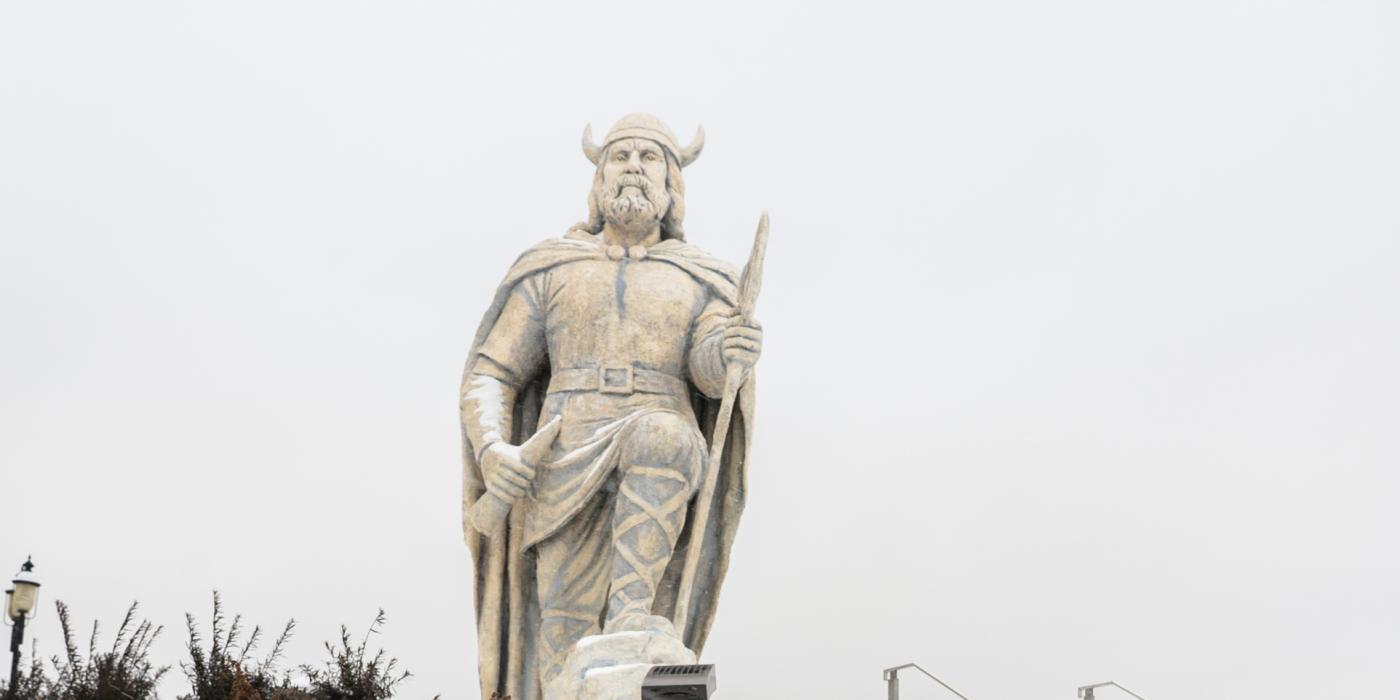Die schneebedeckte Wikingerstatue von Gimli an einem bewölkten Tag.