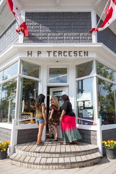 Drei Personen betreten HP Tergesen-Geschäft in Gimli