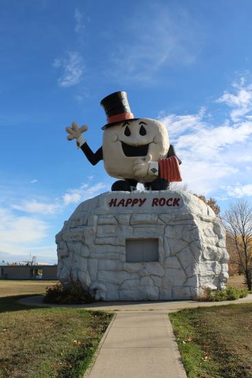 Happy Rock - Attraktion am Straßenrand in Gladstone