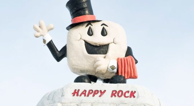 Attraction routière à Gladstone (Manitoba) : Happy Rock (rocher souriant avec un chapeau haut de forme).