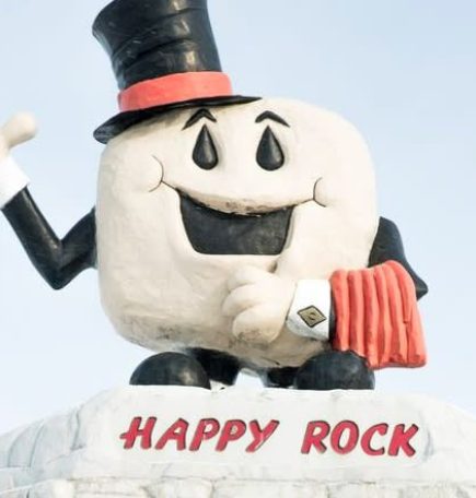 Atraksyon sa tabing daan sa Gladstone Manitoba: Happy Rock (nakangiting bato na may pang-itaas na sumbrero).
