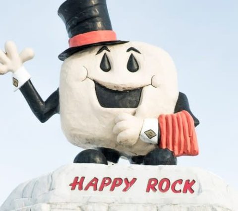 Attraction routière à Gladstone (Manitoba) : Happy Rock (rocher souriant avec un chapeau haut de forme).