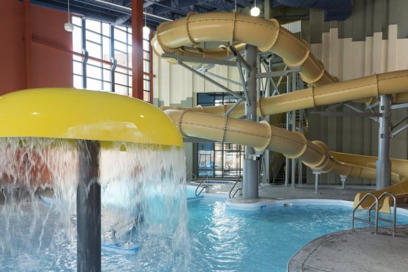 Poolbereich im Hecla Lakeview Resort mit Wasserrutsche und Wasserspiel