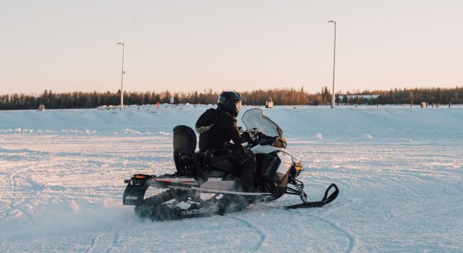 Une personne sur une motoneige à Hecla, dans le Manitoba