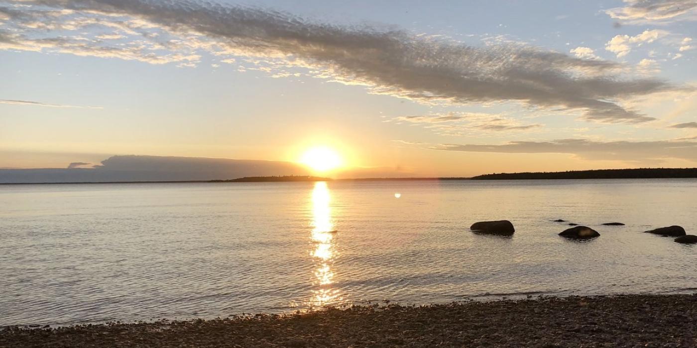 Coucher de soleil sur le lac Winnipeg à la plage Sunset dans le parc provincial Hecla