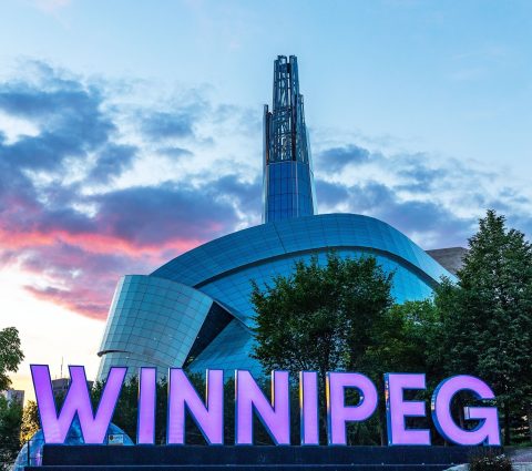 Panneau Winnipeg devant le Musée canadien pour les droits de la personne coucher du soleil