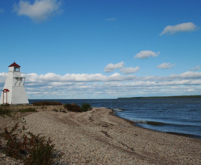 Isang nag-iisa, parisukat, puting parola sa punto sa Hecla.