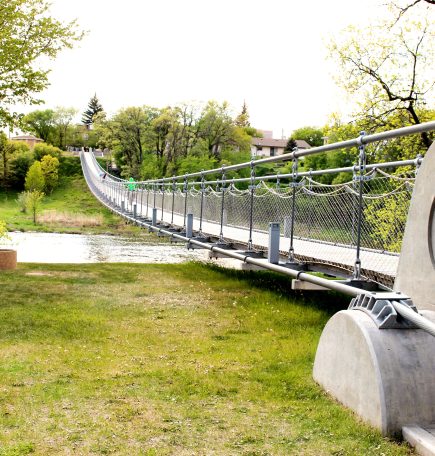 Nakatingin sa gilid ng Souris Swinging Bridge