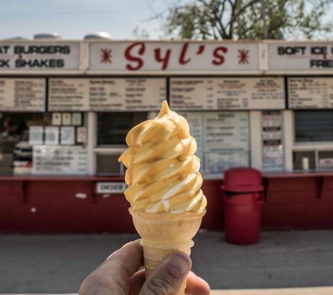 Tenant un cornet de glace devant le Syl's Drive In