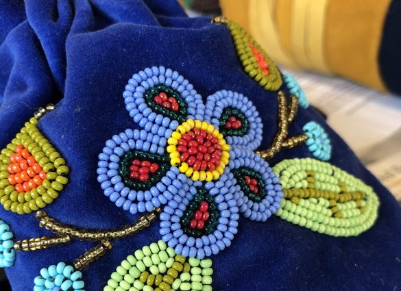 Eine fünfblättrige Perlenblume mit Blättern