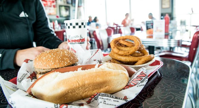 pagkain sa kainan sa mesa mula sa mga skinner. hamburger, hotdog, at onion ring na may tasa ng inumin mula sa mga skinner sa manitoba canada