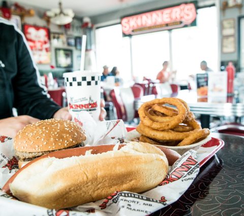 nourriture de diner sur la table de skinners. hamburger, hot dog, et onion rings avec un verre de skinners au manitoba canada