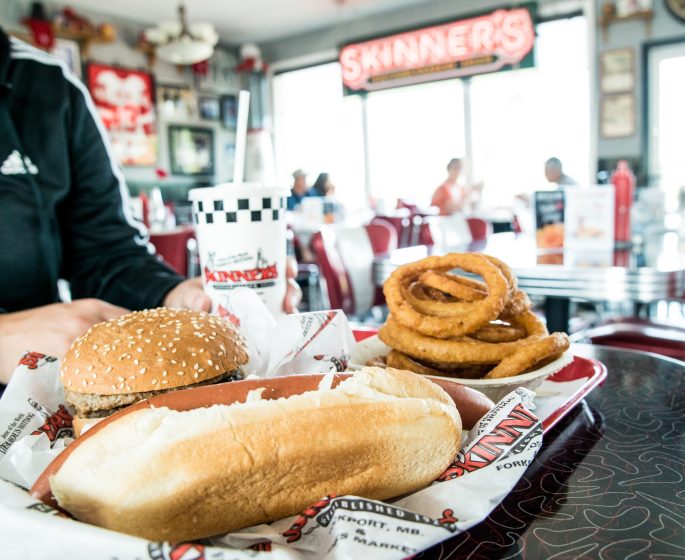 nourriture de diner sur la table de skinners. hamburger, hot dog, et onion rings avec un verre de skinners au manitoba canada