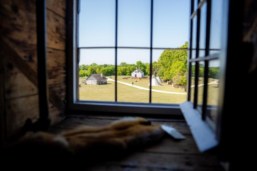 Blick aus einem Fenster auf Lower Fort Garry