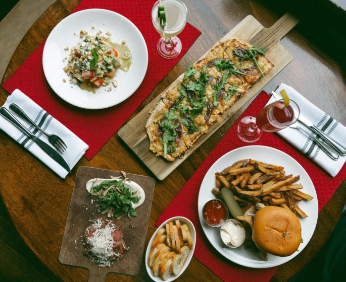 Une photo « flat lay » présentant plusieurs plats chez Peasant Cookery