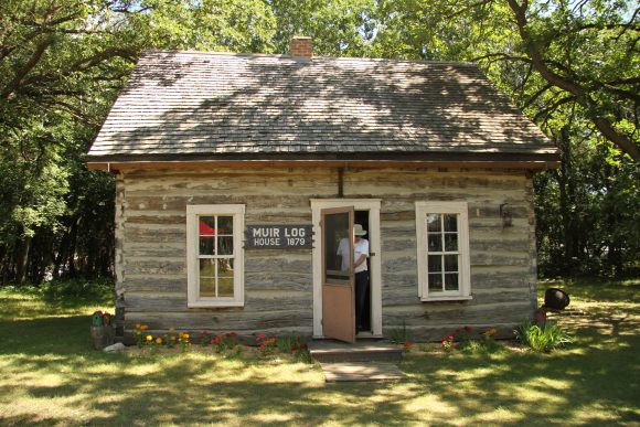 Eine alte Blockhütte im Landwirtschaftsmuseum von Manitoba in Austin